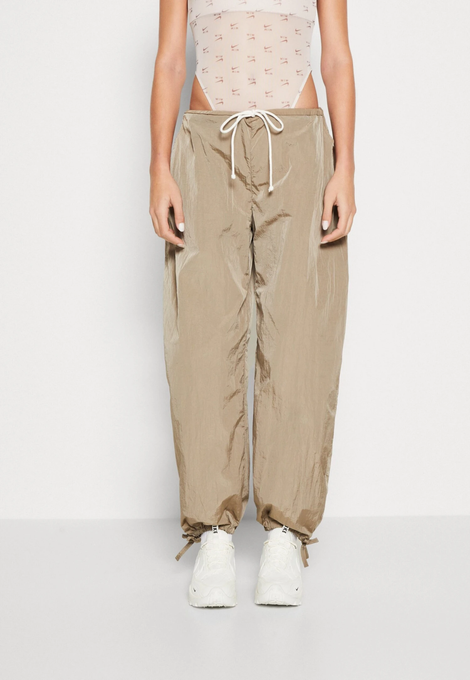 WEEKDAY Alistar Parachute Trouser - Pantalon Classique - Mole