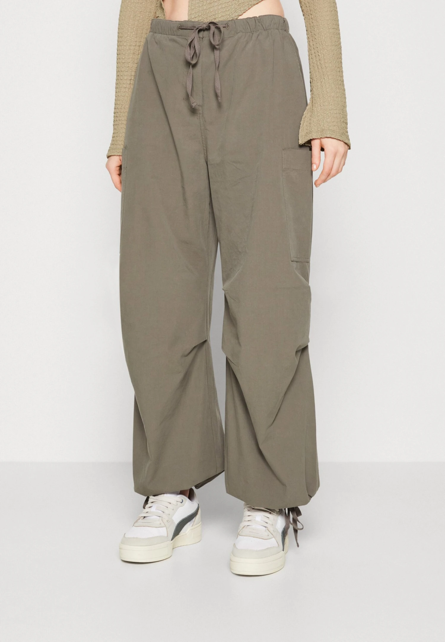WEEKDAY Skyler Parachute Trouser - Pantalon Cargo - Khaki