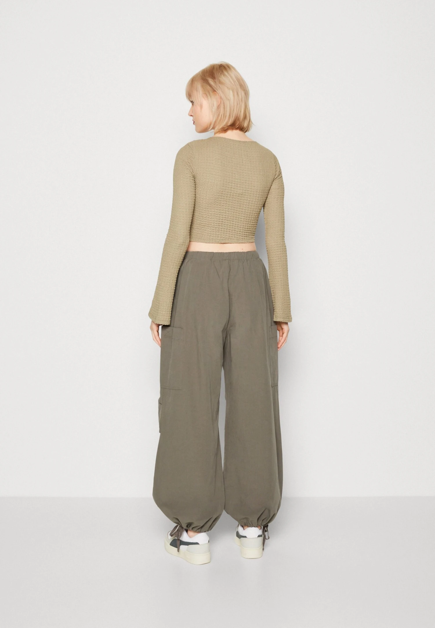 WEEKDAY Skyler Parachute Trouser - Pantalon Cargo - Khaki – Image 3