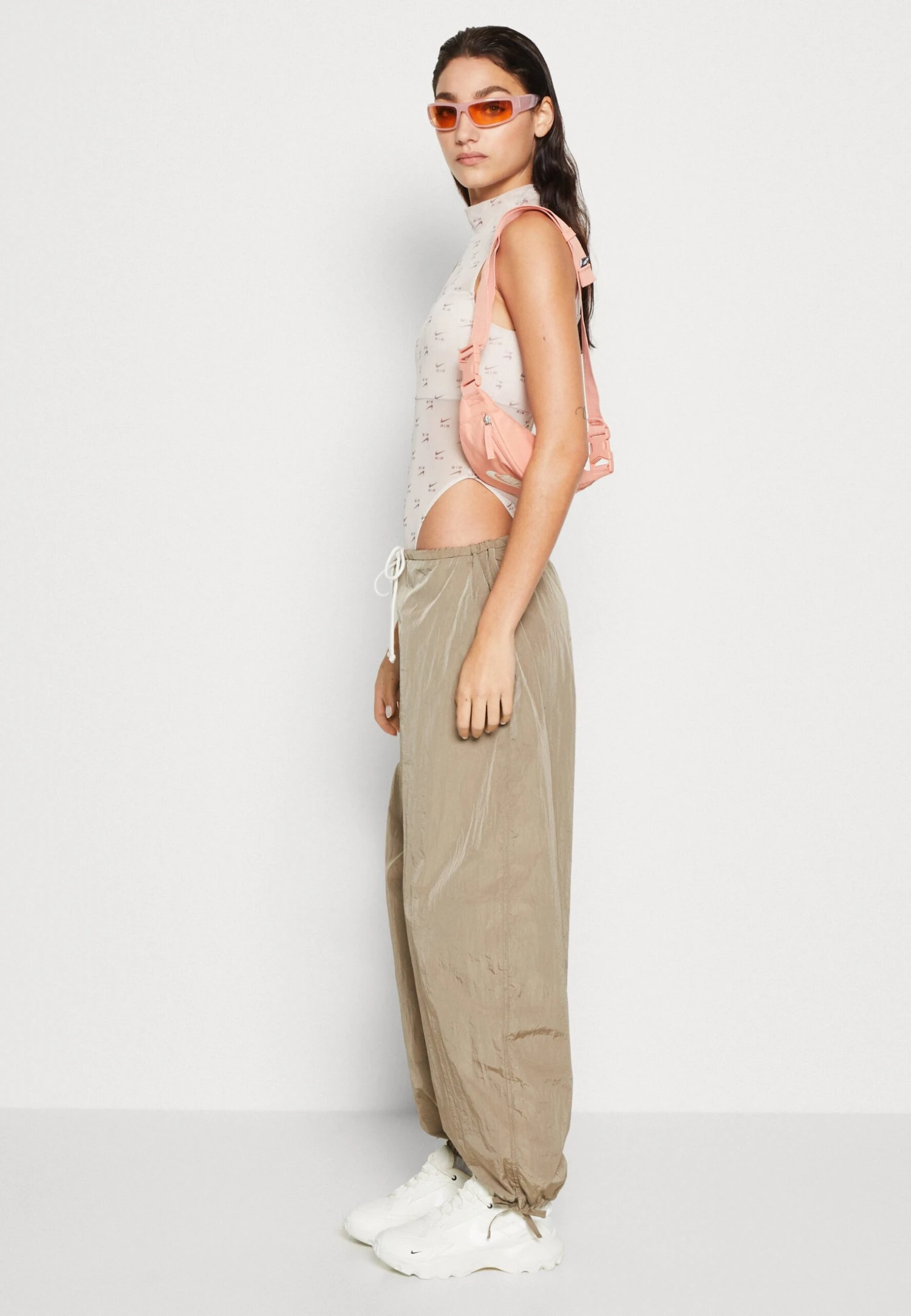 WEEKDAY Alistar Parachute Trouser - Pantalon Classique - Mole – Image 4