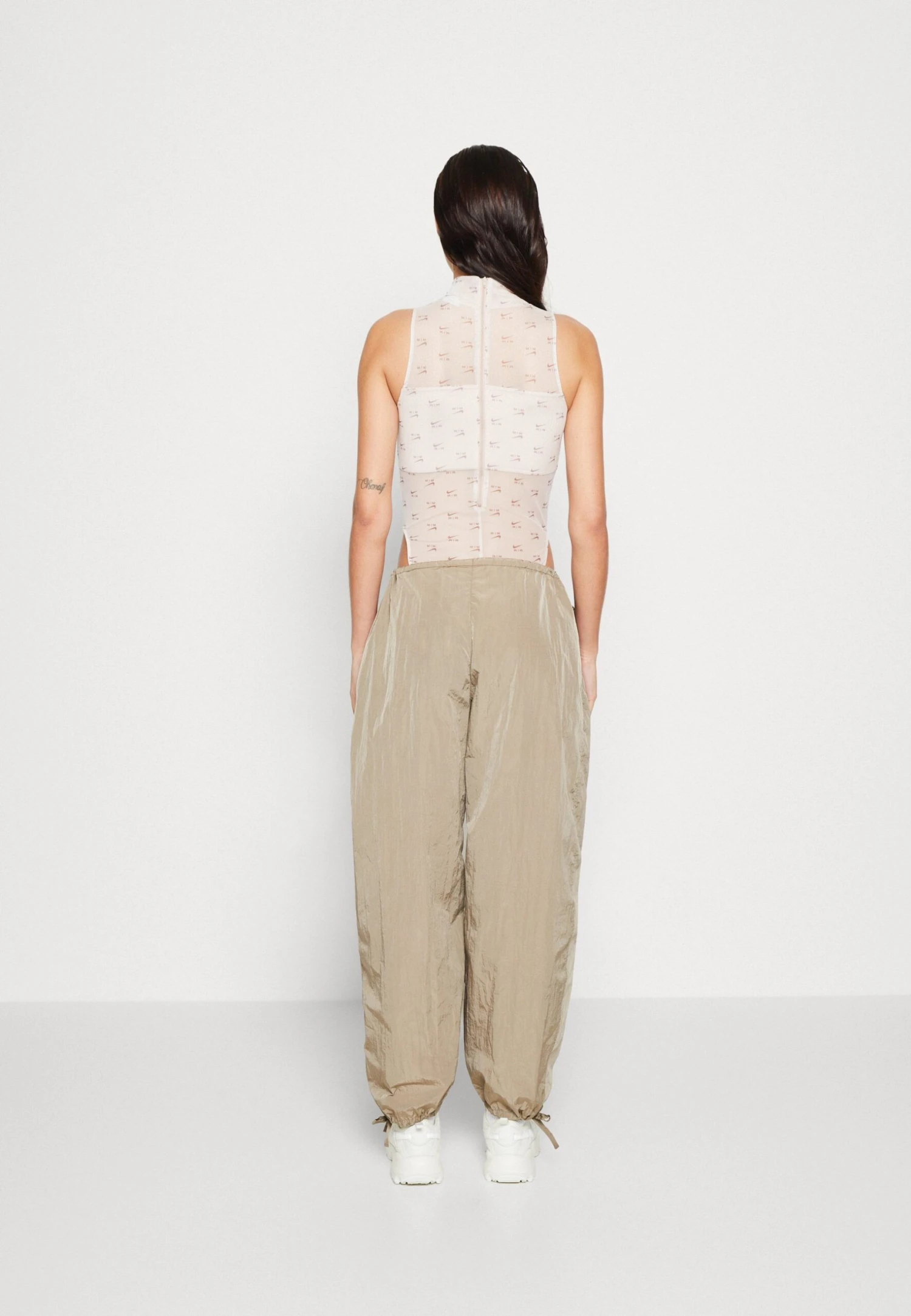 WEEKDAY Alistar Parachute Trouser - Pantalon Classique - Mole – Image 3