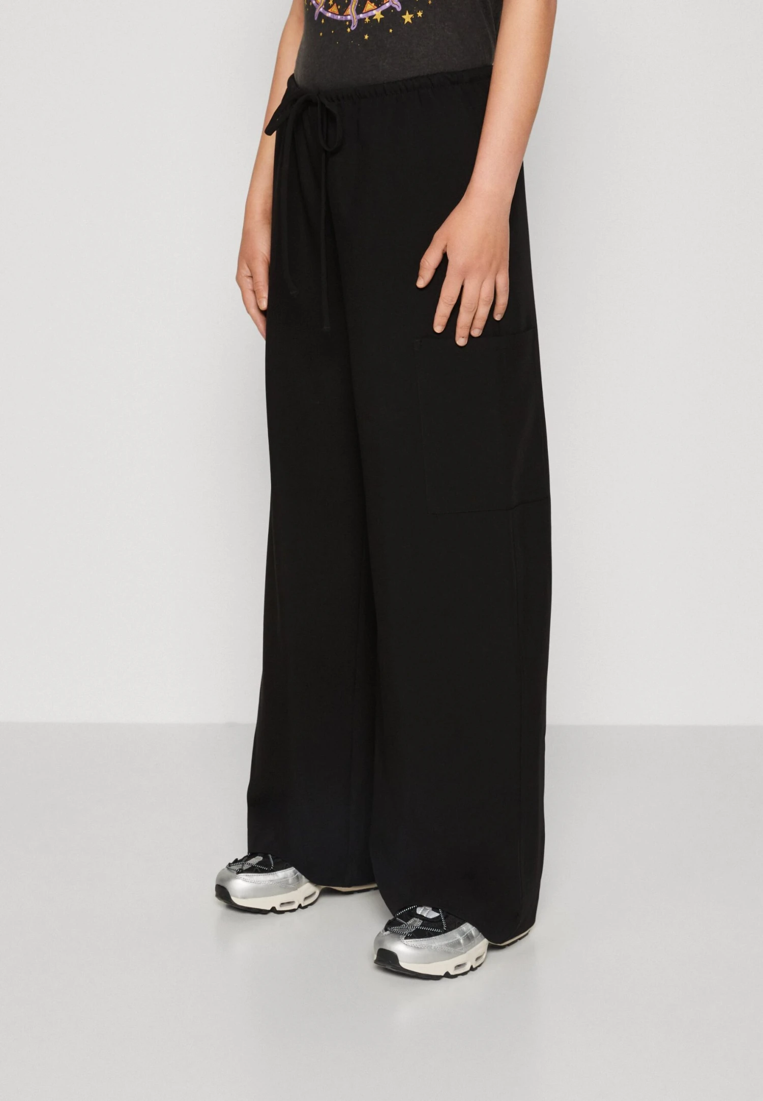 WEEKDAY Adisa Suiting Trouser - Pantalon Cargo - Black